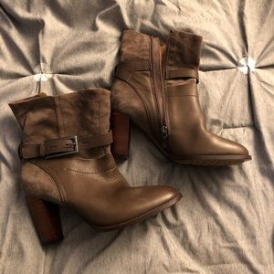 New Clarks leather taupe booties